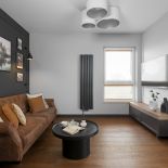 ciemna ściana w salonie