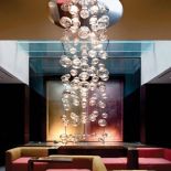 Ulatujące w górę bańki mydlane czy spadające krople deszczu? To kryształowa lampa Venezia. Wymyślił ją