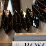 Ultraekstrawagancka propozycja dla odważnych! Szeroka, przestrzenna rama z czarnego, połyskliwego szkła kształtem nawiązuje