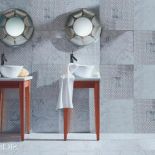 Ulubienice projektantów - proste białe umywalki na tle mozaiki Classic Marble. SICIS