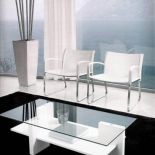 Ulubioną kolekcją kamieni można pochwalić się na półce ze szklanym blatem. Za stolik Zen firmy