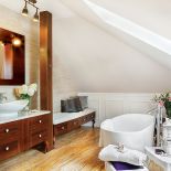 Umywalka na drewnianej stylowej szafce.