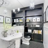 Umywalka na postumencie z Globo, armatura z THG Paris. Posadzka z Casa Dolce Casa.