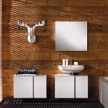 Umywalka Primo (cena od 161 zł, 4 wielkości) i minimalistyczne meble na tle drewnianej ściany, KOŁO