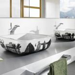 Umywalka Urban została ozdobiona grafikami słynych stolic świata. ROCA