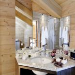 Umywalka w kącie - w takim lustrze można się obejrzeć ze wszystkich stron.