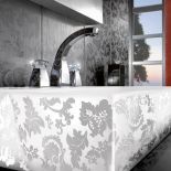 Umywalka z kolekcji Memento z dekorem New Glory Platinum kosztuje 4120 zł. VILLEROY BOCH