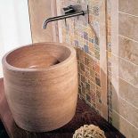 Umywalka zrobiona z jednego bloku trawertynu. Wysokość - 48 cm. Kolekcja Travertino Noce. Cena - 9500 zł. YETI