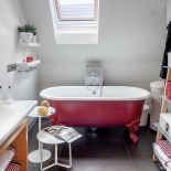 Umywalkę i półkę-drabinę zaprojektował Philippe Starck dla Villeroy Boch.