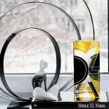 Unikalny, szklany wazon Karel Palda - Decoteria, Figurka ćmielów - Royal Arts, dekoracyjne obręcze BoConcept.