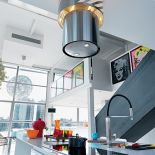 Nowoczesna kuchnia z okapem wyspowym.