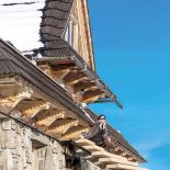 Urszula Górska-Iwicka wszystko w osadzie zaprojektowała sama, każdy dom, stół, fotel, bajkowy plac zabaw i