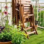 Urządzając mały balkon, warto wybrać meble, które można składać.