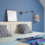 Urządzona prostymi meblami. Gospodyni przeczytała, że kolor niebieski działa kojąco, dlatego wybrała go do sypialni.