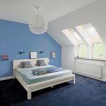 Urządzona prostymi meblami. Gospodyni przeczytała, że kolor niebieski działa kojąco, dlatego wybrała go do sypialni.