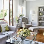 Urządzony jest meblami i przedmiotami ze sweet living. Kanapa i fotel mają tkaniny z Designers Guild. Stąd pochodzą też