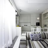 Urządzony w kolorach ziemi: wyblakłe beże, zgaszone brązy. Główną rolę odgrywa rozłożysty narożnik w pasy.