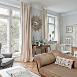 Urządzony w meblach zebranych od rodziny.