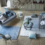 Jednokolorowy krótko strzyżony dywan wygląda nowocześnie i przytulnie.