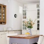 Uwagę w kuchni przyciąga niebanalnie pomalowany stół.