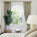 Uwagę w sypialni przyciąga lampa z Art at Home.