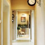 Uwagę zwraca oryginalny zegar. Willa w zaczarowanym ogrodzie