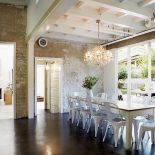 Uważa, że wyglądają intrygująco obok przemysłowych rur pod sufitem czy ceglanych ścian.