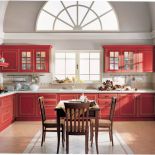 Velia Laccata ma fronty z mdf-u w kolorze rosso ze złotą patyną. Ok. 31 000 zł. CUCINE LUBE