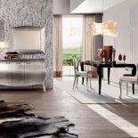 Vogue od Santarossy: stół z czarnym szklanym blatem - 3060 zł, krzesło - 2160 zł, komoda - 7290 zł. HEBAN