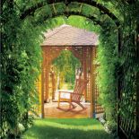 W altanie fotel bujany Grace. HASTE GARDEN