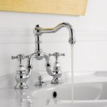 W angielskiej stylistyce - Canterbury na nóżkach. Cena - 2044 zł. GRAFF