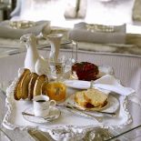 W angielskim stylu, czyli połączenie białej porcelany ze srebrem i złotem.