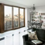 W apartamencie glamour dominują kolory chłodne i szlachetne: biel, czerń, perłowe odcienie szarości przypominające momentami