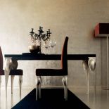 W artystowskim stylu. Krzesła (1160 euro/szt.) i klosz stojącej lampy (717 euro) zrobiono z tego