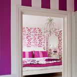 W białej sypialni ścianę u wezgłowia łóżka Maria pokryła tapetą w ukochanym kolorze różowym.