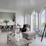 W białym salonie w stylu skandynawskim podziwiać można stolik kawowy i konsolkę firmy Rosmosegard.