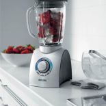 W blenderze przygotujemy koktajle, zupy i soki – filtr zatrzyma pestki i nasiona. Cena – 639 zł. PHILIPS