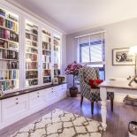 W boki biblioteki wpuszczono pionowo oświetlenie ledowe.