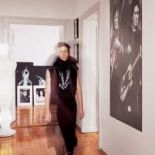 W całej pracowni można natknąć się na nastrojowe portrety muzyków autorstwa Mony. W holu Ron Wood i Keith Richards