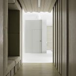 W całości wykończony został matowym drewnem o subtelnym rysunku. Specjaliści marki Wirchomski wykonali na ścianach