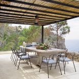 W całym domu i na tarasie rządzą naturalne materiały: drewno, polerowany beton, wiklinowe lampy i kamienne blaty.