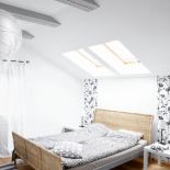 W całym domu jest jasno. W sypialniach okna dachowe.