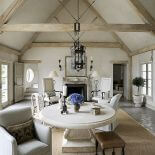 W całym domu królują kolory piasku i oceanu.