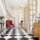 W całym domu przeplatają się styl pałacowy z rustykalnym.