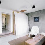 W całym domu są porozstawiane obrazy.