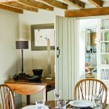 W całym domu sufit podtrzymują drewniane belki.