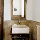 W całym domu widać miłość właścicieli do naturalnych materiałów: drewna, kamienia, lnu.