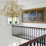 W całym domu wiszą piękne kryształowe żyrandole - złoty kolor ożywia wnętrze.