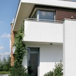 W całym domu zamontowano okna od sufitu do podłgi.