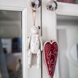 W całym domu znajdziemy subtelne dekoracje w nieco rustykalnym stylu.